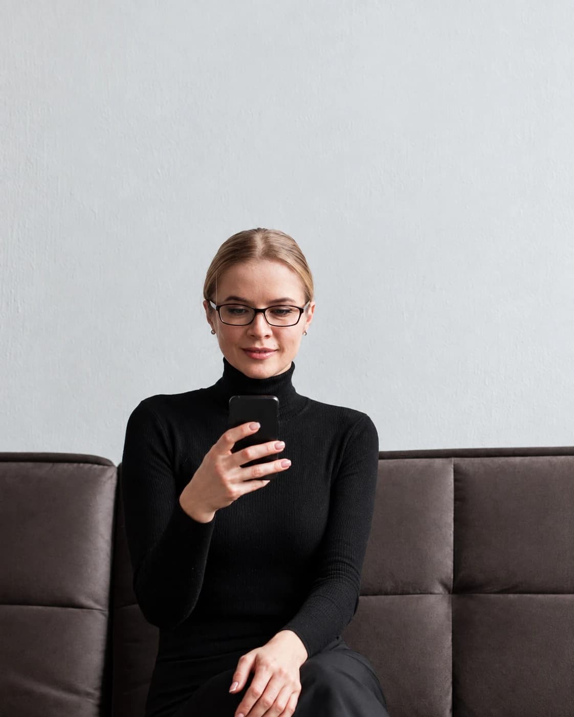 A woman using her phone, with access through WhatsApp, Instagram, the web and Facebook